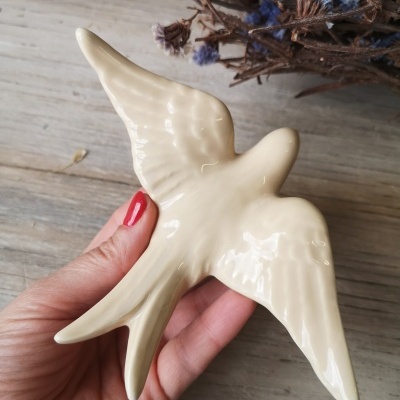 Andorinha Bege em cerâmica