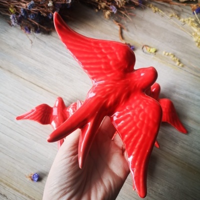 Andorinha vermelho em cerâmica
