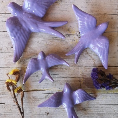 Andorinha lilás em cerâmica