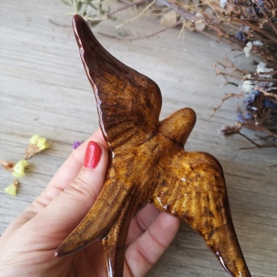 Conjunto de 3 andorinhas em cerâmica, cor mel velho