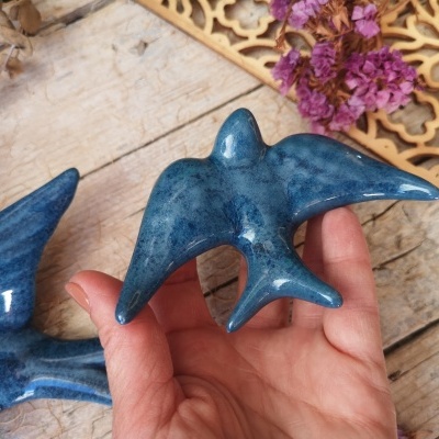 Conjunto de 3 andorinhas em cerâmica, cor azul indigo