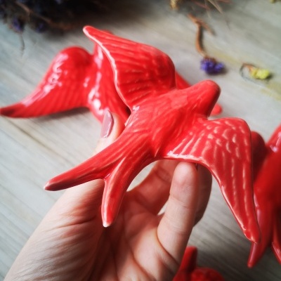 Andorinha vermelho em cerâmica