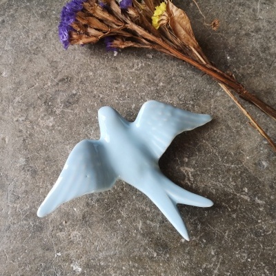 Andorinha azul bebé em cerâmica