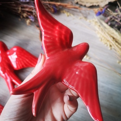Andorinha vermelho em cerâmica