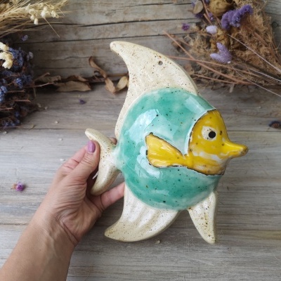 Peixe colorido de cerâmica