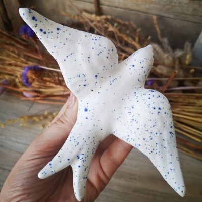 Conjunto de 3 andorinhas em cerâmica, cor branco pintas azuis