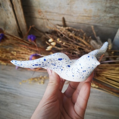 Conjunto de 3 andorinhas em cerâmica, cor branco pintas azuis