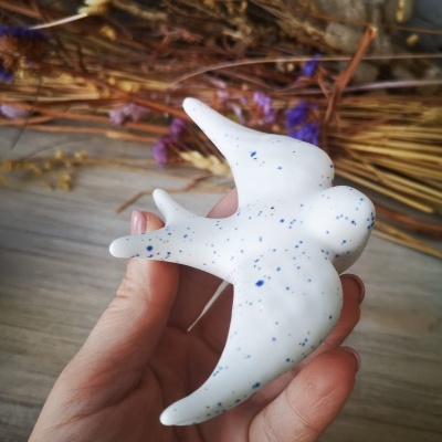 Conjunto de 3 andorinhas em cerâmica, cor branco pintas azuis