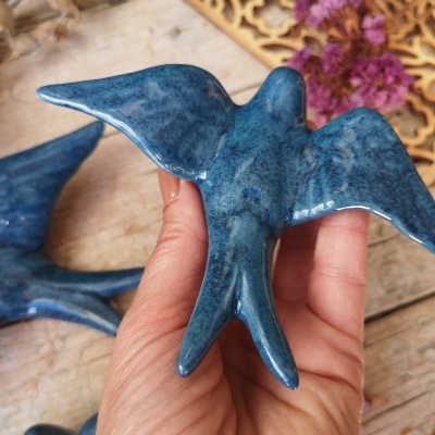 Conjunto de 3 andorinhas em cerâmica, cor azul indigo