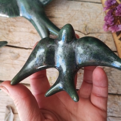 Conjunto de 3 andorinhas em cerâmica, cor verde Metálico