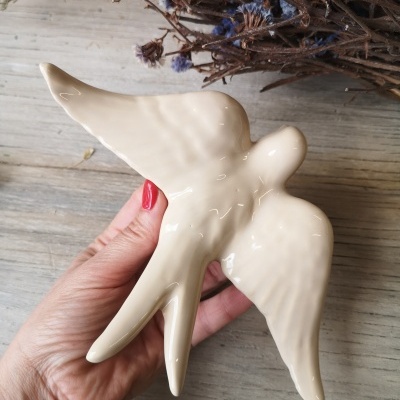 Andorinha Bege em cerâmica