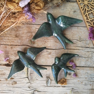 Conjunto de 3 andorinhas em cerâmica, cor verde Metálico