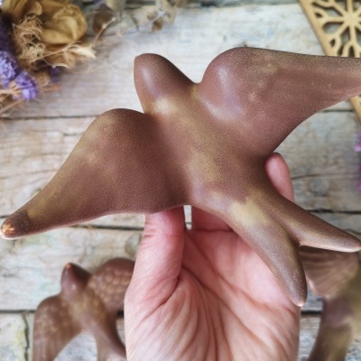 Conjunto de 3 andorinhas em cerâmica, cor couro