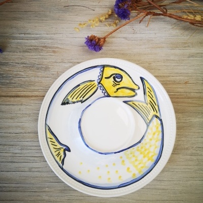 Prato decorativo em cerâmica pintado à mão