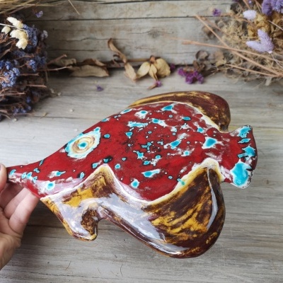 Peixe colorido de cerâmica