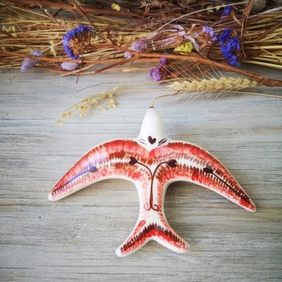 Andorinha modelo vintage, em cerâmica com padrão étnico em vermelho e castanho