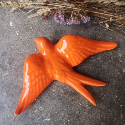 Andorinha laranja em cerâmica