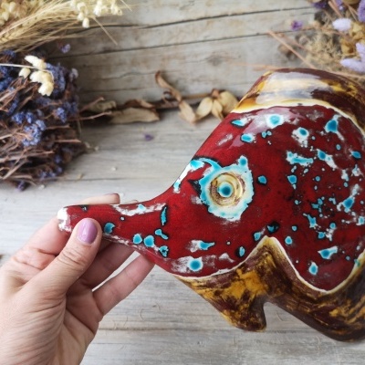 Peixe colorido de cerâmica