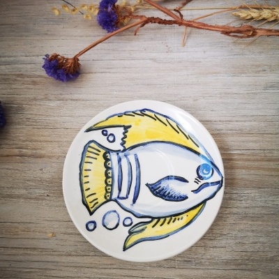 Prato decorativo em cerâmica pintado à mão