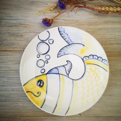 Prato decorativo em cerâmica pintado à mão