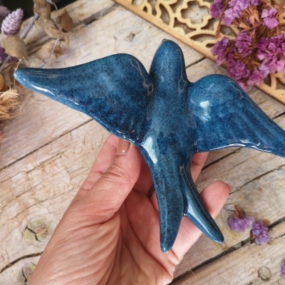 Conjunto de 3 andorinhas em cerâmica, cor azul indigo