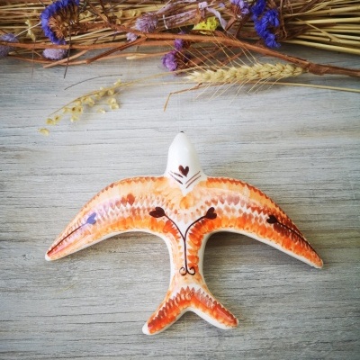 Andorinha modelo vintage, em cerâmica com padrão étnico em laranja e castanho