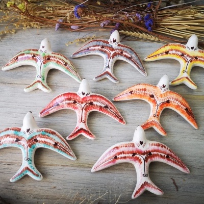 Andorinha modelo vintage, em cerâmica com padrão étnico em laranja e castanho