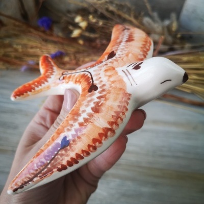 Andorinha modelo vintage, em cerâmica com padrão étnico em laranja e castanho