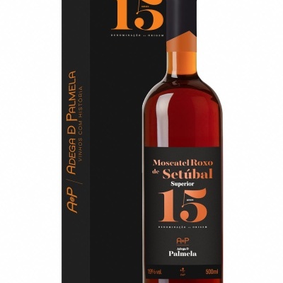 Garrafa de vinho Moscatel Roxo de Setúbal Superior com caixa preta