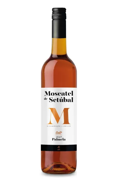 Garrafa de vinho Moscatel de Setúbal com rótulo branco e tampa preta