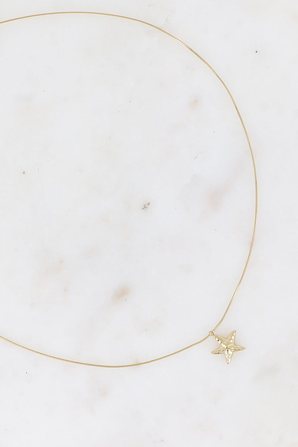 FIO NEREIDA Colar fino dourado com pendente de estrela do mar