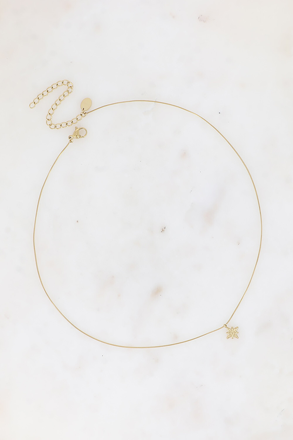 FIO NESSA Colar fino dourado com pendente de estrela ou flor