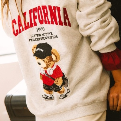 Sweat bege com urso e texto California 1960 e acessórios coloridos