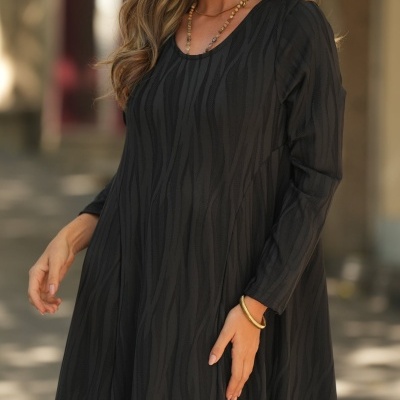 Vestido longo preto com padrão texturizado de riscas irregulares e manga comprida