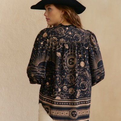 blusa feminina preta com padrão de mapas celestes bege e manga bufante