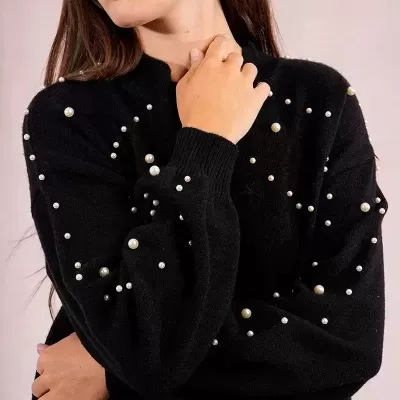 Camisola preta decorada com pérolas em mulher
