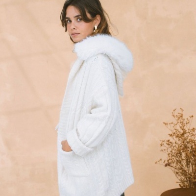 Casaco branco de malha com capuz de pelo e bolsos