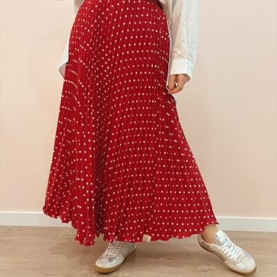 Saia plissada vermelha com bolinhas brancas e ténis brancos