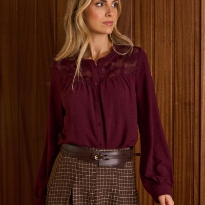 Camisa vinho com renda e saia xadrez castanha com cinto