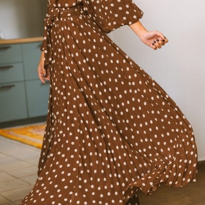 Vestido castanho com bolinhas brancas plissado