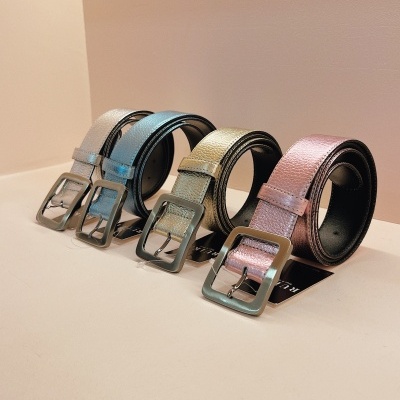 Quatro cintos metálicos coloridos alinhados com fivelas quadradas