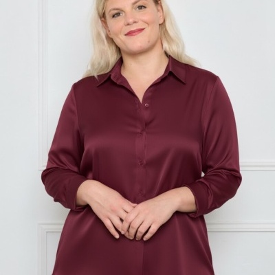 Camisa feminina vinho manga comprida com botões e gola clássica