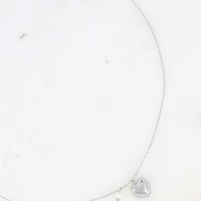 Colar prateado com pendente de coração e pequenos pendentes redondos