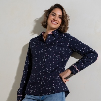 Camisa azul escura de padrão pequeno em modelo feminino