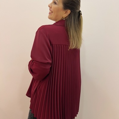 Blusa vinho plissada nas costas com calças pretas brilhantes