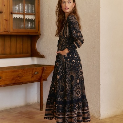 Vestido comprido estilo cósmico preto e bege com botins pretos