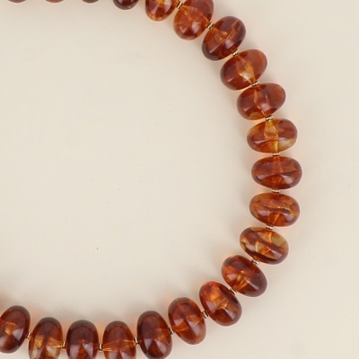 Colar de contas de âmbar castanhas translúcidas em forma de discos arredondados