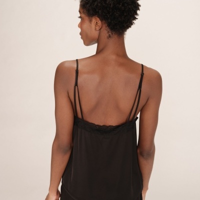 Top preto com alças finas duplas e renda nas costas