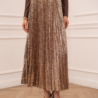 Saia plissada midi dourada com lantejoulas e camisa castanha