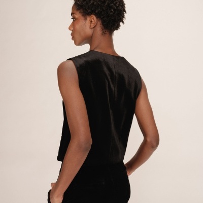 Top feminino preto acetinado sem mangas visto de costas